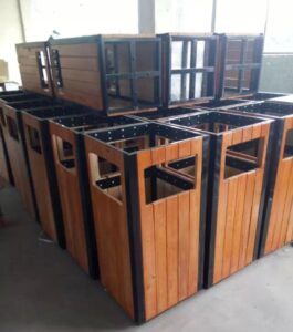 Thùng rác gỗ hình vuông