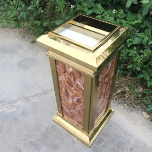 thùng rác đá đỏ inox vàng