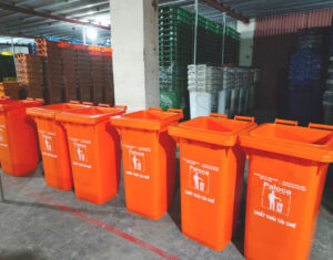 Thùng rác màu cam
