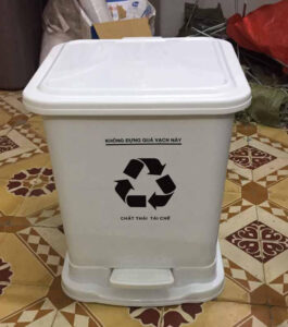 THùng rác màu trắng