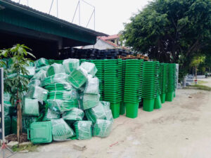 Giá bán thùng rác màu xanh và ý nghĩa của màu xanh trên thùng rác