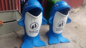 Thùng rác nhựa hình cá heo