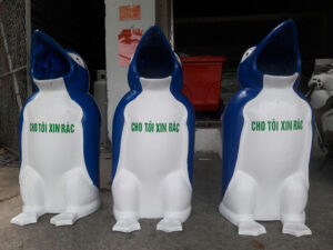 Thùng rác nhựa hình chim cánh cụt