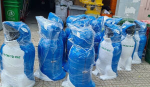 Thùng rác nhựa hình chim cánh cụt
