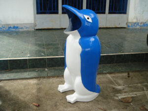 Thùng rác nhựa hình chim cánh cụt