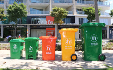 Thùng rác công cộng được là từ chất liệu gì? Thùng rác công cộng giá bao nhiêu?