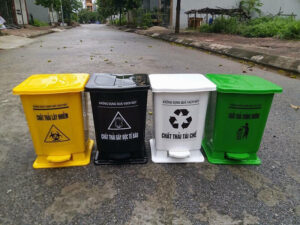 Ưu điểm của thùng rác bằng nhựa và inox